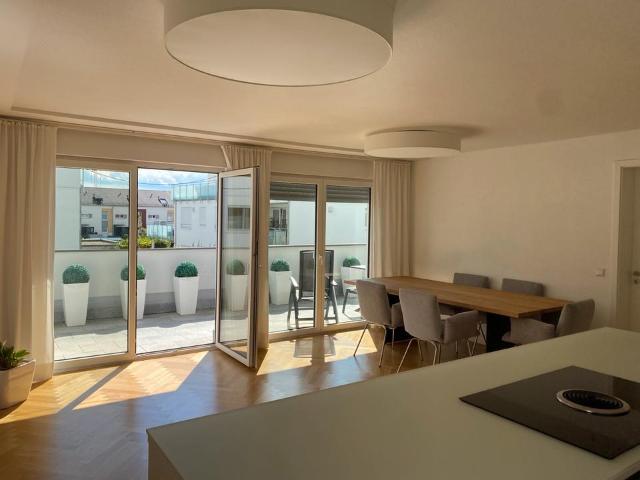 Exklusive und neuwertige 3 ZKB Wohnung mit großem Balkon