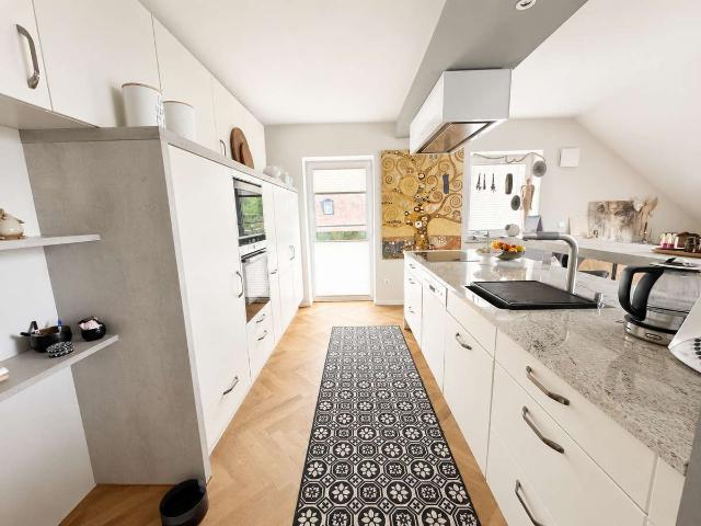 Exklusive und hochwertig ausgestattete 3 ZKB mit gr. Balkon, EBK und Garage! KFW 40 Plus