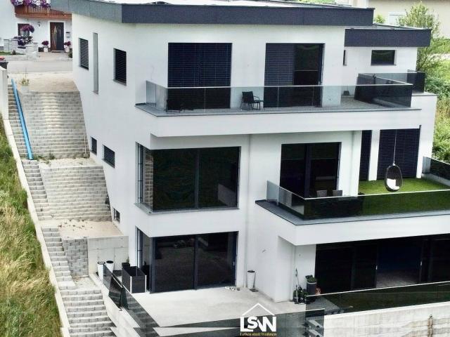 Exklusive Villa auf drei Ebenen mit Indoor Pool und Weitblick ins Grüne