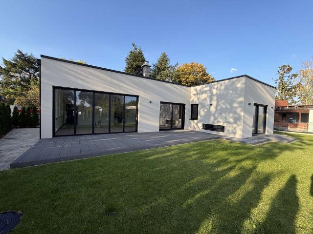 Exklusive Villa in Nürnberger Höhenlage – außergewöhnliche Materialien, privates Kino und Saunaberei