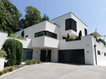 EXKLUSIVE VILLA MIT BLICK IN DIE BERGE