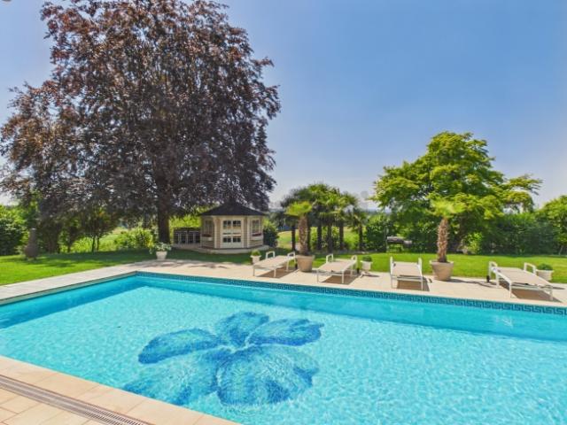 Exklusive Villa mit grandiosem Pool und unverbaubarem Panoramablick