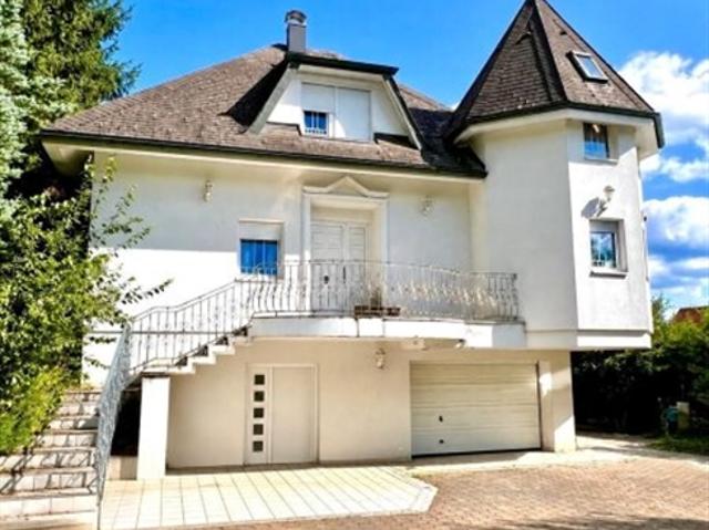 Exklusive Villa mit großem Grundstück und Bergblick!