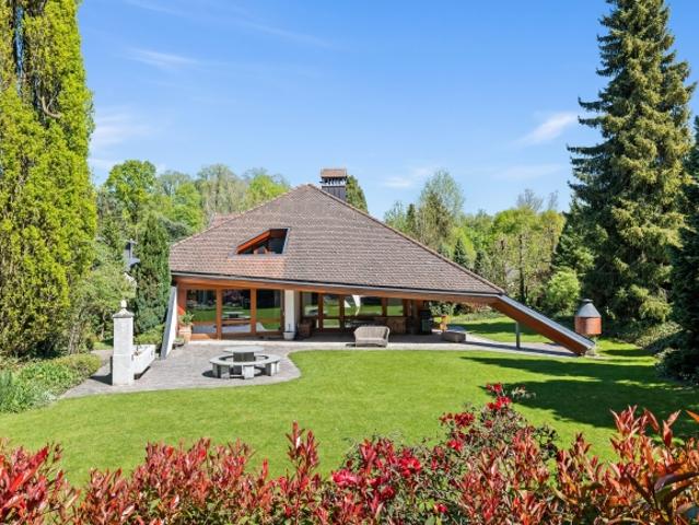 Exklusive Villa mit Indoor Pool und parkähnlicher Gartenanlage