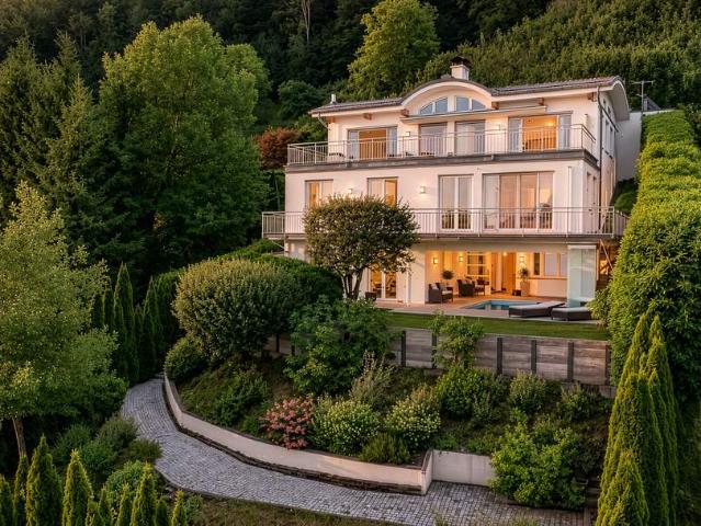 Exklusive Villa mit Pool am See