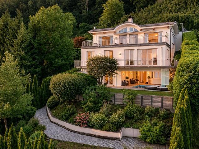 Exklusive Villa mit Pool am See