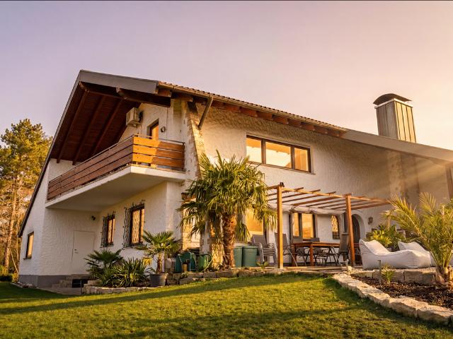Exklusive Villa mit Pool auf außergewöhnlichem ca. 2.200 m² Grundstück in Aichelberg