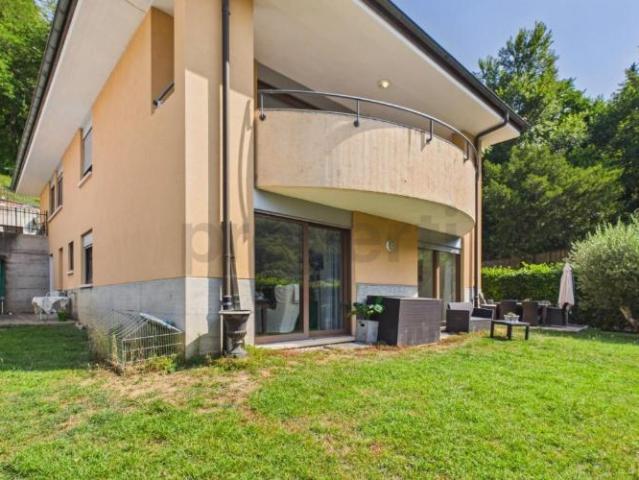 Exklusive Villa mit Pool, grossem Garten und privatem Strandzugang in Figino