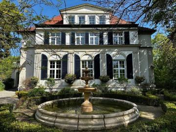 Exklusive Villenwohnung mit herrschaftlichem Charakter, eigener Gartenanteil, Einbauküche