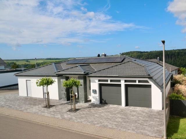 Exklusiver Neubau Bungalow mit PV Anlage, XXL Garage