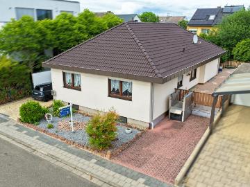 Exklusiver Bungalow mit barrierefreiem Wohnkonzept und großer Dachterrasse