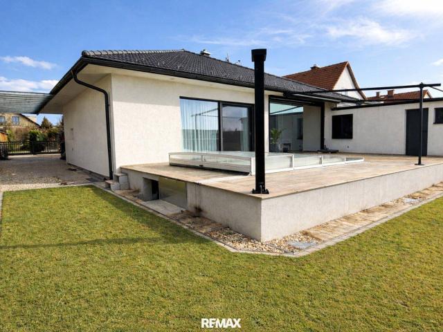 Exklusiver Bungalow mit Einleger Wohnung, Pool & Vollkeller