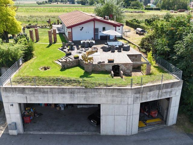 Bungalow mit Garagen und Kellergewölben