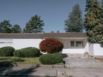Exklusiver Bungalow mit Schwimmbad auf Südgrundstück
