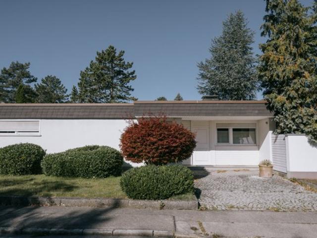 Exklusiver Bungalow mit Schwimmbad auf Südgrundstück