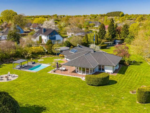 Exklusiver Bungalow bei Glücksburg in Meernähe, parkähnliches Grundstück, Pool und Saunahaus