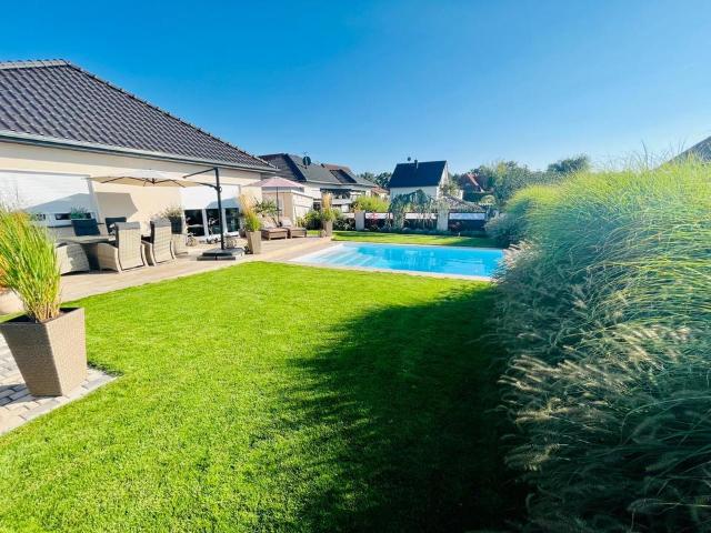 Exklusiver Bungalow Haus mit Designer Garten & Pool barrierefr