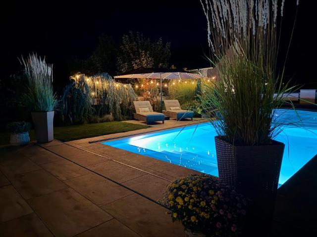 Exklusiver Bungalow Haus mit Designer Garten & Pool barrierefr