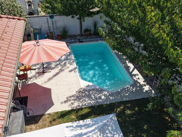 Exklusiver barrierefreier Bungalow mit uneinsehbarem Garten, Pool, Wellness & Photovoltaik