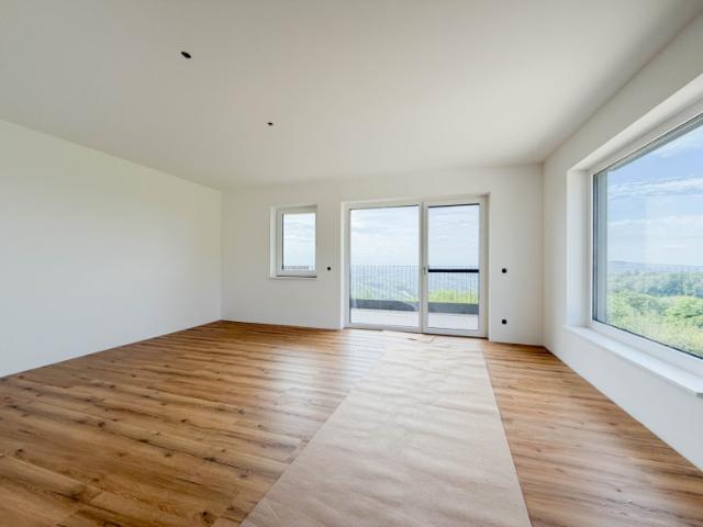 Exklusiver Erstbezug mit großem Balkon, zwei Stellplätzen und herrlichem Fernblick