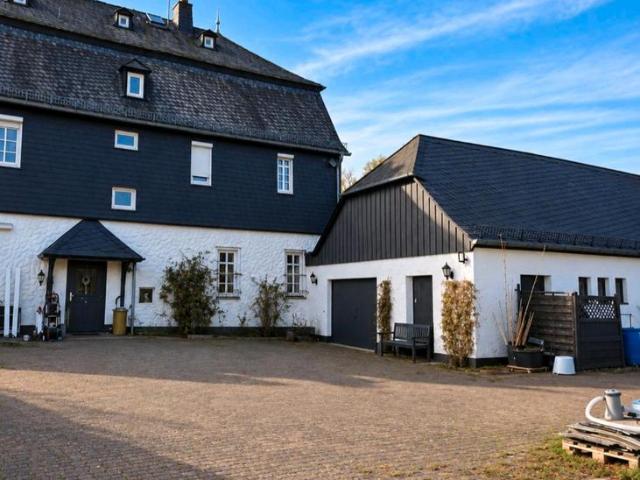 Exklusiver Landsitz in Alleinlage mit Weiden und Bewegungsplatz