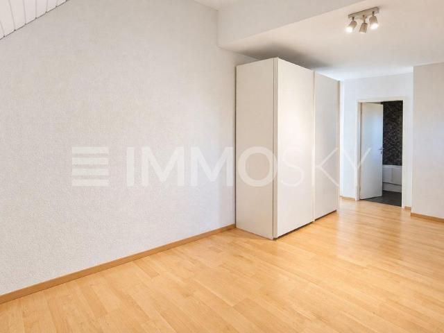 Exklusiver Wohntraum auf zwei Ebenen mit Balkon in Herrliberg