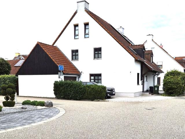 Exklusiver Wohntraum in Neutraubling: Vollsanierte Doppelhaushälfte mit Sauna Oase!