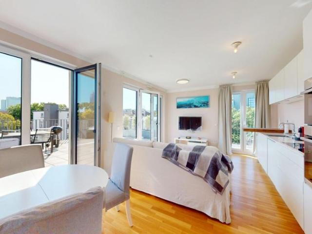 Exklusives möbliertes Penthouse mit Skylineblick von der Dachterrasse und Tiefgaragenstellplatz