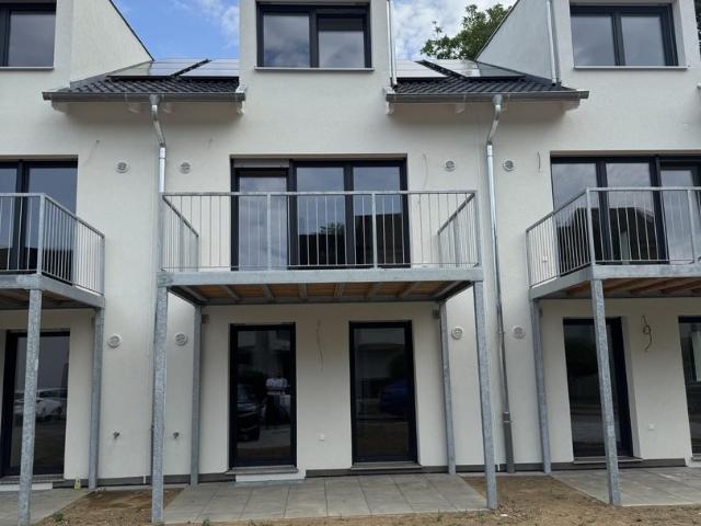 Exklusives Neubau Reihenmittelhaus Erstbezug mit Einbauküche / Goldberg / Provisionsfrei