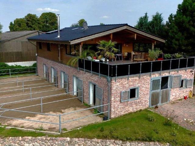Exklusives Objekt für Pferdeliebhaber oder Hobbybetriebsstätte mit Wohnhaus im DG = in ruhiger Lage