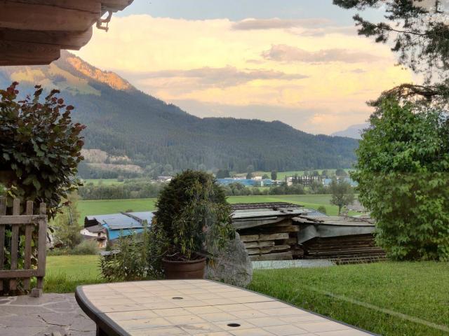 Exklusives alpines Wohnen nahe Kitzbuhel Charmante 2,5 Zimmer Erdgeschosswohnung mit Garten und Carport