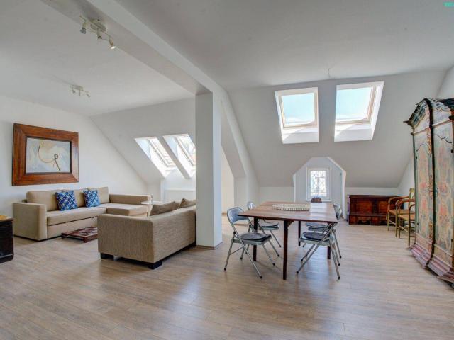 Exklusives Dachgeschossjuwel in begehrter Gersthof Lage – Absolute Ruhe und viel Potenzial