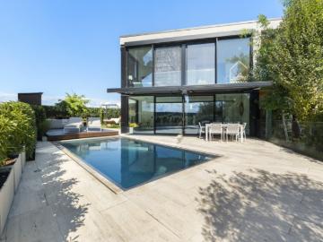 Luxus Doppelhaus auf der Copacabana mit Seezugang und Edelstahlpool