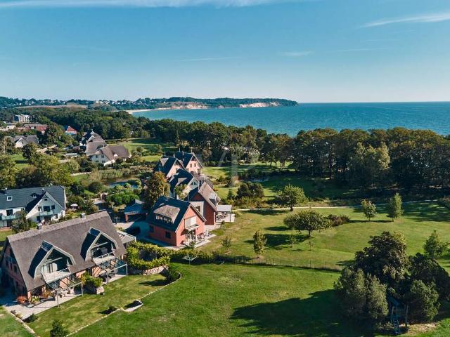 Exklusives Doppelhaus mit Reetdachcharme und großzügigem Gartenglück