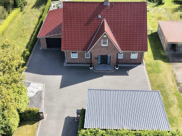 EXKLUSIVES DREIGIEBELHAUS MIT AUßERGEWÖHNLICHEM GARTENGRUNDSTÜCK