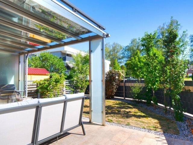Exklusives Eckreihenhaus in Traumlage: Modernes Niedrigenergiehaus mit Pool & Garten