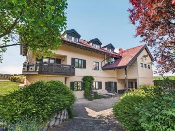 Exklusives Einfamilienhaus in Kronberg – 366m² Wohnfläche, 6 Zimmer, fast 8.000m² parkähnlicher Garten, Salzwasserpool, Golfsimulator, uvm!