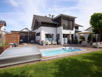 Exklusives Einfamilienhaus mit Galerie & Pool in Feldrandlage
