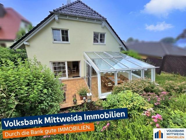 Exklusives Einfamilienhaus mit Doppelgarage, Gartensauna, Kamin und überdachtem Pool!