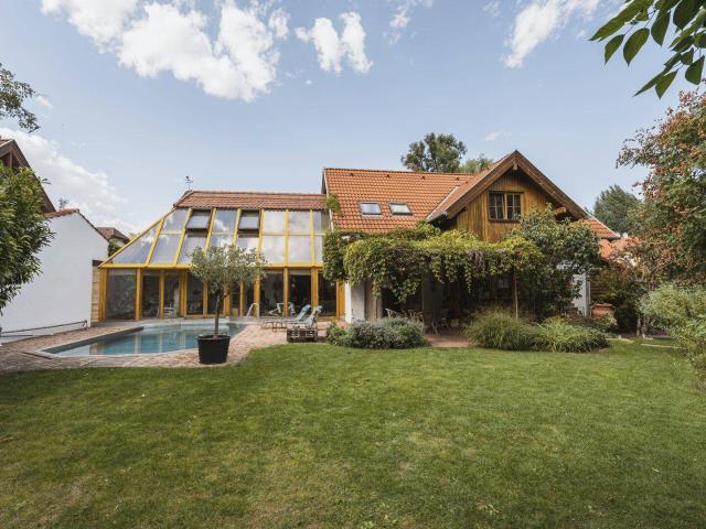 Exklusives Einfamilienhaus mit Edelstahlpool, Sauna & großzügigem Wintergarten in Wiener Neustadt