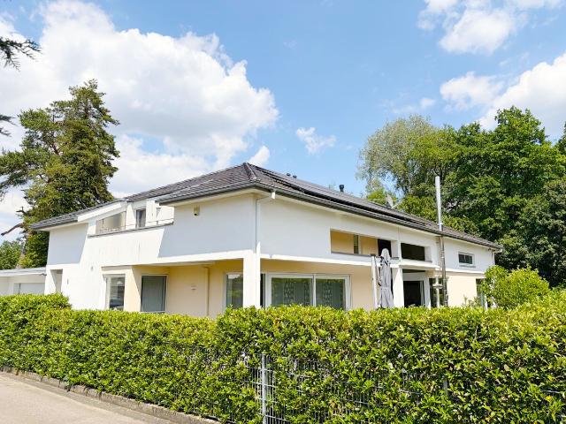 Exklusives Einfamilienhaus mit Einliegerwohnung, Galerie, 3 Bäder, Sauna und Doppelgarage in Nersingen