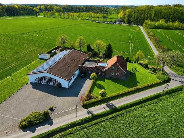 Exklusives Einfamilienhaus mit Multifunktionshalle und Traumgarte