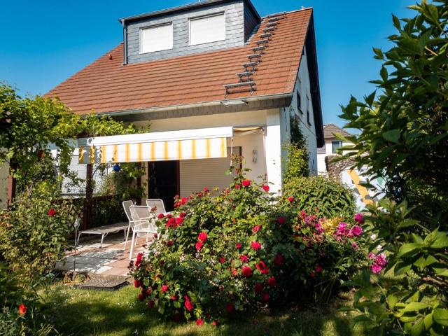 Exklusives Einfamilienhaus mit separater Wohneinheit & Dachstudio