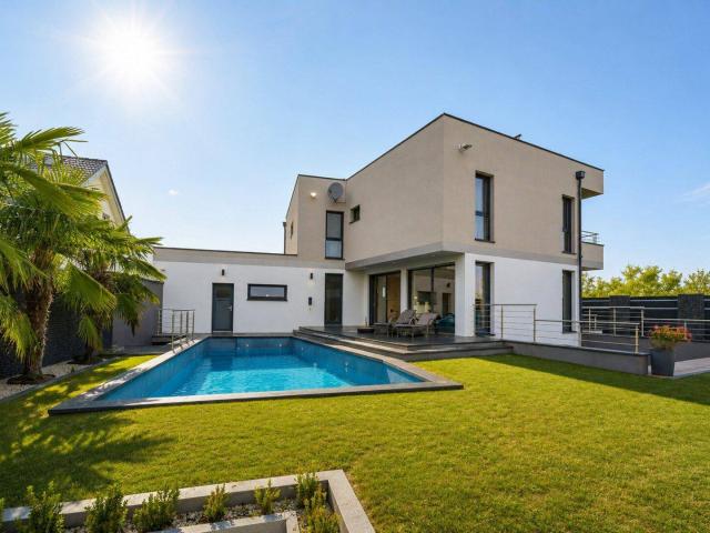 Exklusives Einfamilienhaus mit Pool, Doppelgarage & hochwertiger Ausstattung