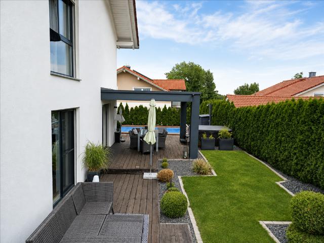 Exklusives Einfamilienhaus mit Pool Landschaft, PV Anlage, Galerie & Kamin