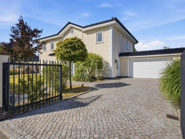 Exklusives Einfamilienhaus mit Wellnessbad, großem Grundstück und Doppelgarage in ruhiger Wohnlage
