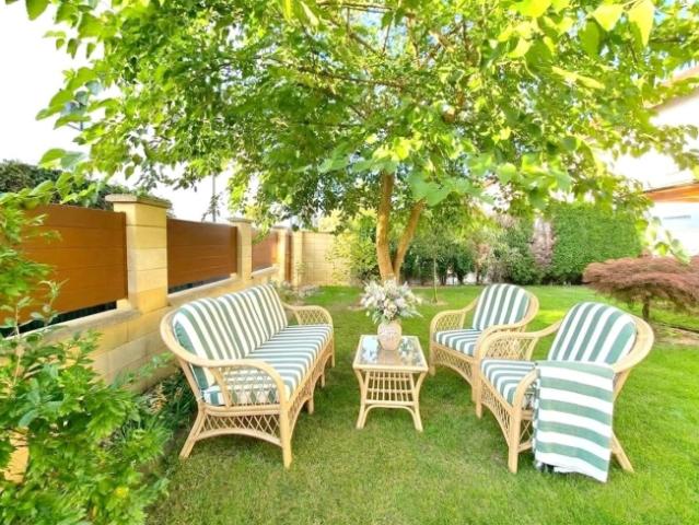Exklusives Familienrefugium mit traumhaftem Garten in begehrter Siedlungslage von Haid/Rapperswinkel