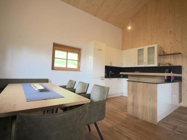 Exklusive Ferienhäuser in Modriach: 80–112 m² mit traumhaftem Berg & Seeblick