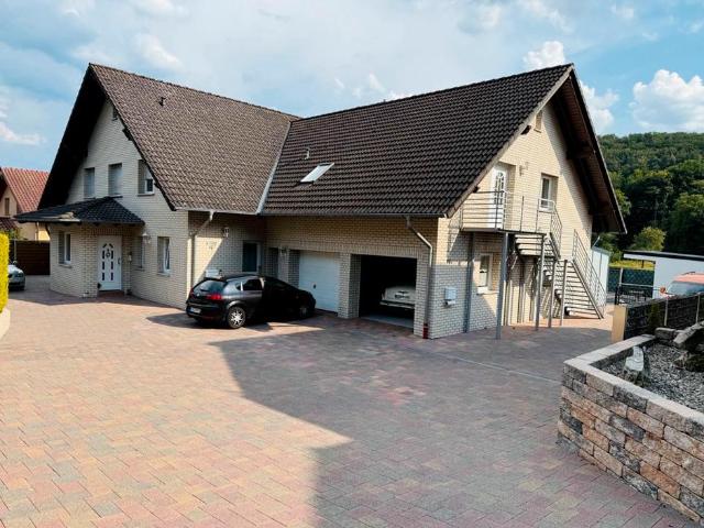 Exklusives freistehendes Zweifamilienhaus mit Pool,Sauna……
