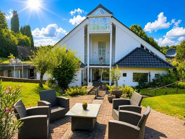 Exklusives Haus mit Lichtkuppel – lichtdurchflutet, ruhig gelegen, mit Wasserlauf und Sauna